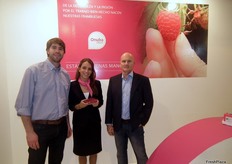 José Manuel Molina, representante de Onuba Fruit en Reino Unido y Pedro Paniagua, gerente de Cobella, en el estand de OnubaFruit, presentando sus nuevas variedades de frambuesa.