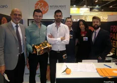 Personal del estand de V-Ros, especialistas en producción y comercialización de clementina con hoja.