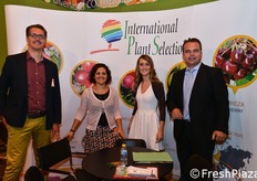 Personal del estand de International Plant Selection, especialistas en obtención de variedades de frutas de hueso.