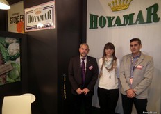 Domingo Llamas con sus hijos en su estand del Grupo Hoyamar, producotres y exportadores especialistas en lechuga, coliflor, brócoli y melón.