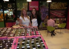Isabel C´novas y Anabel Ruiz, en el estand de Moyca, empresa especializada en uva de mesa.