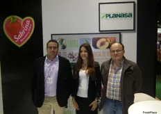 Manuel Garcés y Francisco Murillo en estand de Planasa, líder en obtención de variedades de fresa, frambuesa y espárrago.