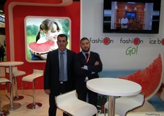 José Enrique Moreno (izquierda), Director General de Grupo Fashion, con su compañero Joaquín Hidalgo en el stand de Fashion, promocionando la sandía y su nuevo Zumo de Sandía 100% natural.
