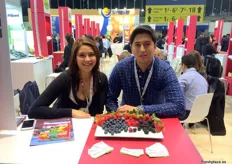 Nadia Martinez con Aldo Sanchez de BQ Fruits Mexico, exportador de berries.