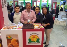 El equipo de Frutas Finas Sconusco de Mexico, con Amberto Bautista Blanca, director, su esposa y hijo, con Irani Hernandez, responsable de ventas a EEUU y Europa.