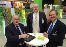 A la derecha Mauro Suazo, de Suazo Agro International basado en Florida EEUU, conversando con Robert Clarke, gerente general de British American Shipping a la izquierda y Peter Neary de la misma empresa.