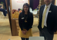 A lado derecha Luis Reyes, gerente de Frutireyes, exportador de physalis de Colombia con su compañera Andrea a lado izquierda.