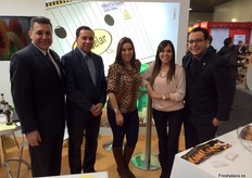 Marlon y Mao Vite de KSG Trade a lado izquierda visitando a Liseth Pineda, Diana Cabanilla y Freddy Rodríguez de Fanalba, exportadora de banano de Ecuador.