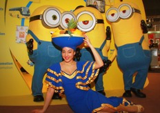 Nora y los minions de Chiquita.