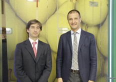 Juan Lastra de COSUR y Luca Battaglio de Grupo Battaglio. El Grupo Battaglio es una realidad múltiple de empresas, unidas por fuertes valores que desde hace más de cuarenta años opera con transparencia, seriedad y profesionalidad en el mercado de la fruta. COSUR, socio del Grupo Battaglio, con sede en Rosario, Argentina, elabora cada año 16.000 toneladas de la mejor fruta para la exportación en Italia, Europa, prestando una atención particular al desarrollo del este Europeo.