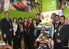 Vicky Arreaga (Cooperativa de mujeres 4 Pinos), Ing. Marco Quilo (AGEXPORT), Tulio Garcia Jr. (AGRO IMPORT), Anabella Estrada de Romero y Samara Zelada(Unión de Cuatro Pinos), Tulio René Garcia Morales, María de Los Angeles García, Dora Linares y Victor Hugo García Morales (San Juan Agroexport) de Guatemala.