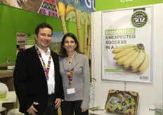 Victor Morales y su esposa Rita Morales,de CAISA, una empresa guatemalteca que produce y exporta baby bananas.