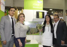 Marco Flores, Abril Maria Flores, Marco Flores Jr y Lethy Osanto de CUASA, productores de okra de Honduras.