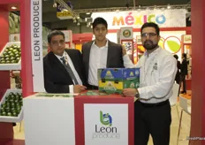 Augusto Albano (SAGARPA), Efrén García Ramírez y Daniel G. Leon de LEON PRODUCE, limas de México.