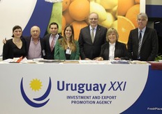 Maria Sofia Prentki, Horacio Castaniasso, Andrés Trabal, Rocio Merino, Marta Bentancour Servetti, Pedro Dondo y el Sr. Alberto Guani Embajador de la Republica Oriental del Uruguay en Alemania, presentes en el stand de URUGUAY XXI.
