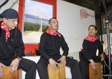 Músicos tradicionales en el stand de Perú.