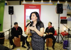 Músicos en el stand de PROMPERÚ.
