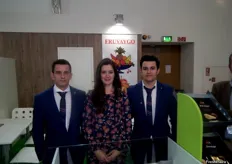 Pedro y David Gómez Merino, con Catalina Carretero, de la empresa FRUVAYGO, Extremadura.