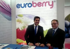 Alberto Jiménez y Oliver Lange en el stand de Euroberry, líder en la producción de arándanos.