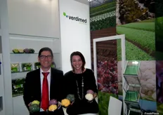 Sebastián Aguilar y Lucía Bello, en el stand de la empresa murciana Verdimed, en promoción de las mini coliflores y mini brócoli en distintas variedades.