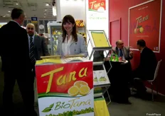 Blanca Martínez Mateo en el stand de la empresa murciana Tana, especialistas en limón, naranja amarga y pomelo. En FruitLogistica presentaron su nuevo producto de 5 gama: Cortezas de limón en diferentes formatos.