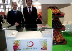 Pedro Mansilla y David Paredes en el stand de Natur Crex, empresa extremeña especializada en fruta de hueso.