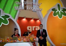 Víctor Folk, responsable de Marketing de Granada la Palma, promocionando los minivegetales cultivados en Granada.