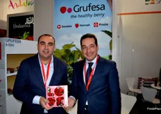 Carlos Cumbreras, gerente de Grufesa, junto con David Brioso, del departamento de Marketing y Comunicación,promocionando el nuevo envase para fresa que lanzarán en San Vaentín.