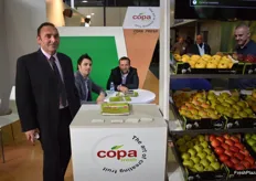 Adrià Serrano, Antonio Montagud y Marc Bernaus, en el stand de la empresa COPA fresh, de Mollerusa (Lleida). Este año ha dejado de ser COPA Trading para llamarse COPA Fresh.