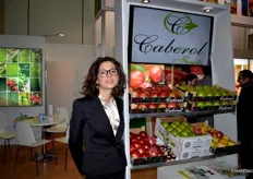 Marta Bonet Olivart, del departamento comercial de Caberol Fruits, empresa leridana dedicada a la fruta de hueso y pepita.