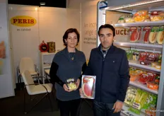Alberto Montaña y su mujer Marta, en el stand de Peris, especialistas en melón y sandía, promocionando sus productos de cuarta gama.