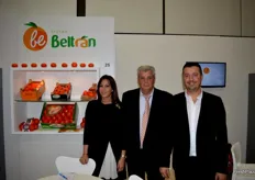 José Manuel Beltrán, con sus hijos José y Ana, en promoción de los citricos valencianos.