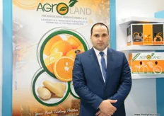 El gerente de exportación de Agroland, Hossam El Kady, ofrece naranjas, limones, patatas y cebollas.