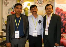 El equipo de Seven Star Fruits, de India: Laxman (gerente sénior), Shashin Shobhane (gerente sénior) y Girish Sarda (responsable de negocio internacional). Cuenta con varias certificaciones para satisfacer los requeisitos de sus clientes y es orgulloso miembro de Sedex.