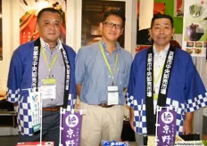 Takashi Uchida (en el centro), presidente y director general de Kyoto Seika Godo, Japón, con dos representantes del mercado mayorista japonés.