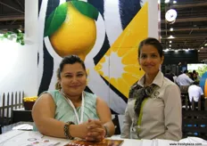 Aysel Oguz (izquierda), de Eren Tarim, con una compañera. Ayser fue una de las ponentes invitadas de Asiafruit Congress.