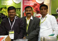 Rajaram Sangle, director de Sangle Agro Processing, con Madhukar (1.º) y Prasant Dhase (3.º).