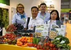 Helen Waterworth (gerente de marketing) y Malcolm McLean (gerente general de fruta y exportación), de Perfection Fresh, Australia, con el equipo de Shenzen Pagoda Orchard (China).