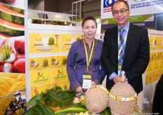 Albert Tan, director de Agnessia Best Fruits Trading (Malasia) con una compañera. Los durianes de la variedad Musang King se cultivan en lasmejores explotaciones de los pies de las montañas Titiwangsa.