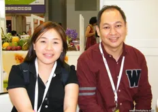 May Liew (directora sénior de producto fresco) con Thomas Lee (gerente sénior de marketing, compras y cadena de suministro, de MBC Fruitshop, Malasia, visitando AFL.