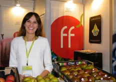 "Karolina, de Fresh Fruit Services, se centró primero en el mercado británico, donde la compañía suministraba a supermercados, mercados mayoristas y programas gubernamentales como "Fruta en las escuelas"."
