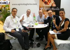 El equipo de Agricola, haciendo el famoso símbolo de la victoria, encabezado por su director general, Giulio Magrini (el segundo por la derecha).