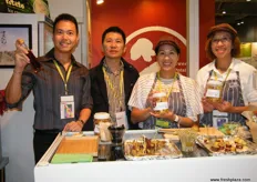 Ignacio Chang (izquierda) con su equipo de Taiwan Golden Sweet Potato, empresa conocida por sus boniatos dorados dulces en Asia.