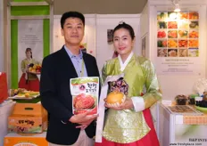 Kwang- Bae Yoon y Heo Pang, de H&P International, Corea del Sur. La compañía exporta solo productos agrícolas de alta calidad a los coreanos de ultramar de forma profesional. Destaca por su gestión centrada en el cliente.