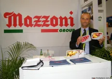El director de Frozen Fruits, Nicola Borgatti, con su nuevo producto en el estand de Mozzoni Group.