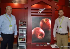Murray Tait y Andy Thompson promocionando las manzanas Te Mata de Nueva Zelanda.