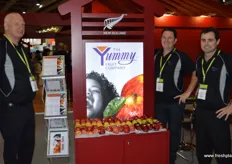 John Crocker, Paul Paynter y Simon Renall en el estand de Yummy Fruit. La compañía tiene muchas nuevas variedades IP que está promocionando en el mercado asiático.