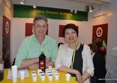 Simon Boughey, de Cherry Growers AU, y Agnes Bernard, de Australia Fresh, repartiendomuestras de un nuevo zumo de cereza Bite Riot.