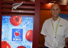 Mark Ronberg, de PickMee, promocionando la manzana Kiku, que está funcionando muy bien en China.