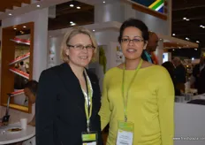 Marletta Kellerman y Antonia Appel, de FPEF, ayudando a los visitantes del pabellón de Sudáfrica.